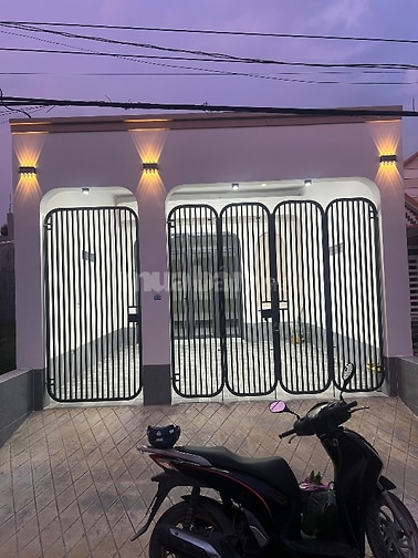 Nhà mới xây,ngã 3 MỸ HẠNH,giáp Tphcm 
