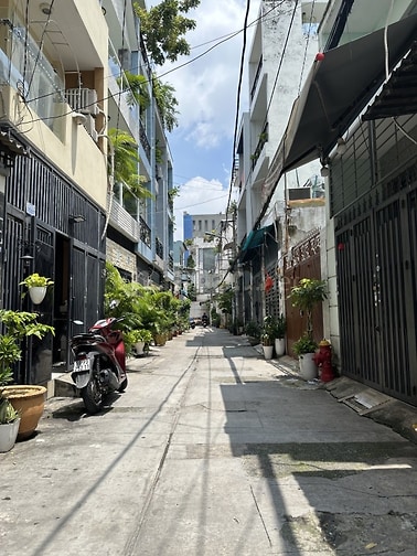 Bán nhà ngay Tân Hương, 6.5x6.7m hẻm 6m thông chỉ 4.4 tỷ 