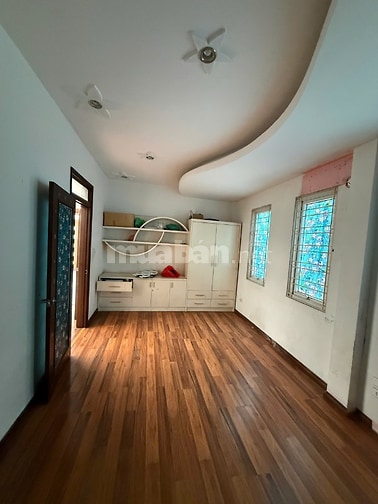  Cho thuê nhà 3 tầng rất đẹp tại mặt phố Tân Ấp, quận Ba Đình, giá 12t