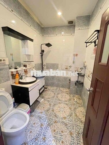 Nhà trệt 2 lầu mặt tiền Trần Hoàng Na