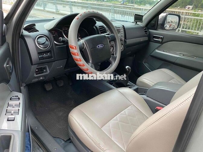 Ford Everest Số sàn Máy dầu Bạc