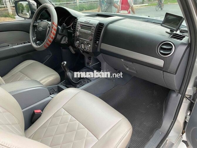 Ford Everest Số sàn Máy dầu Bạc