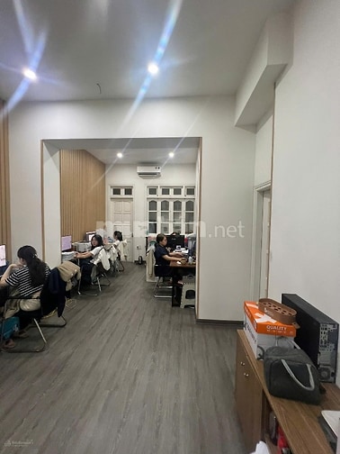 Cho thuê nhà ngõ 40 Trung Kính - Diện tích 65m2 x 4 tầng đường hè rộng