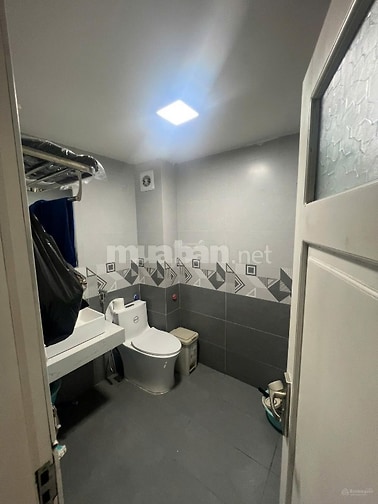 Cho thuê nhà ngõ 40 Trung Kính - Diện tích 65m2 x 4 tầng đường hè rộng