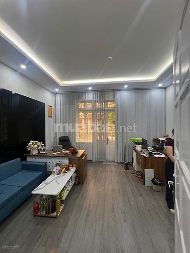 Cho thuê nhà ngõ 40 Trung Kính - Diện tích 65m2 x 4 tầng đường hè rộng