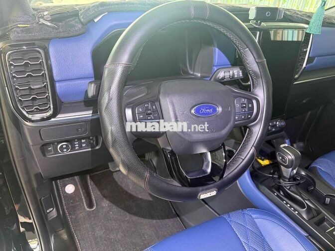 Ford Everest Titanium 2025 Đen 17.000km