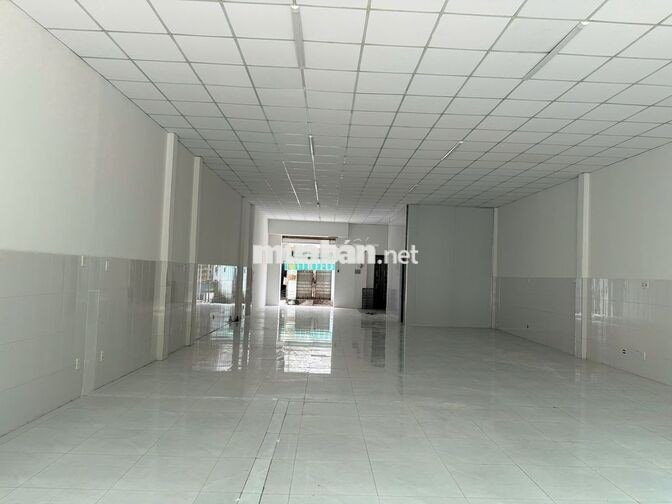 Nhà mặt tiền Phạm Văn Bạch to rộng - Vị trí thuận lợi cho gia đình