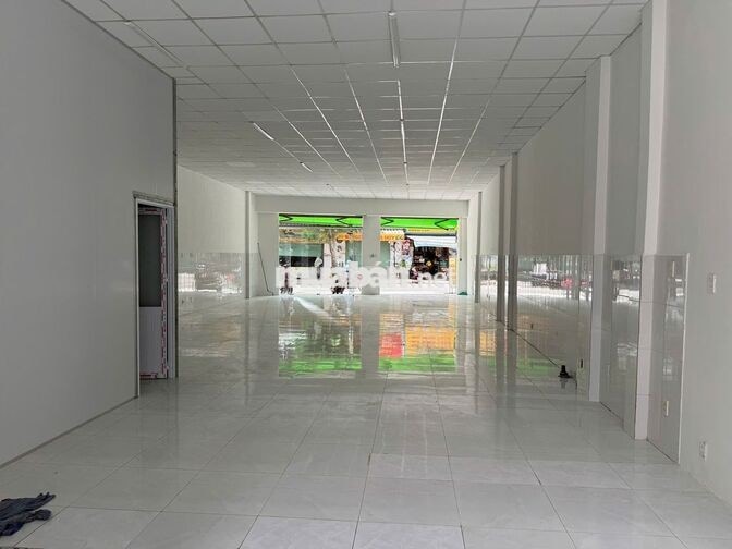 Nhà mặt tiền Phạm Văn Bạch to rộng - Vị trí thuận lợi cho gia đình