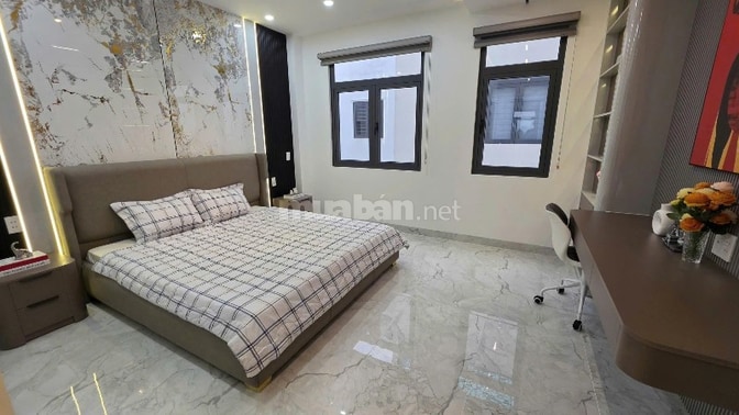 NHÀ CÓ THANG MÁY - CẦN BÁN GẤP - 4.3M X 18M NGAY THẠNH XUÂN 25 , SHR 