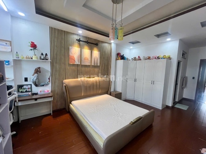 Quá rẻ nhà Mặt Tiền, Vị trí đẹp, 2 mặt tiền, thang máy, nhà thông minh