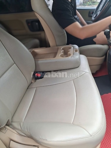 Bán xe Huynhdai Starex máy dầu màu bạc 
