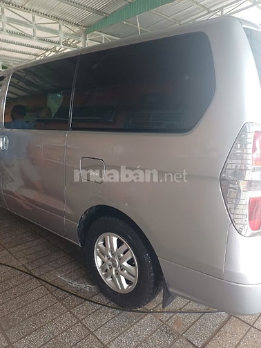 Bán xe Huynhdai Starex máy dầu màu bạc 