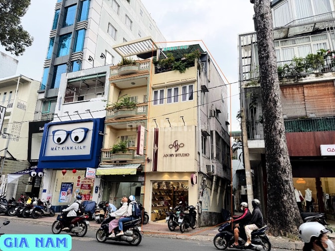 BÁN NHÀ GÓC 2 MẶT TIỀN KINH DOANH : 101 TRẦN QUANG DIỆU - P. 14 - Q. 3