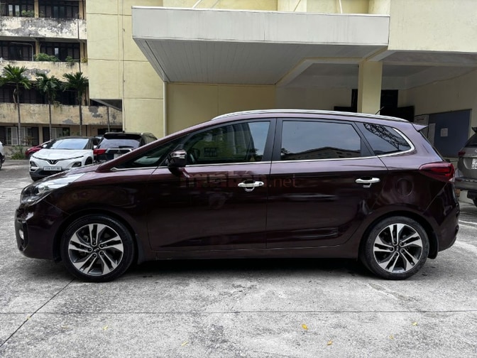 Kia Rondo đời 2017 - GAT, số tự động, màu đỏ mận.