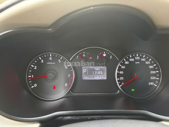 Kia Rondo đời 2017 - GAT, số tự động, màu đỏ mận.
