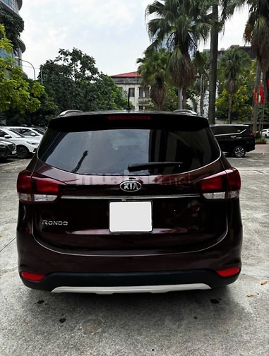Kia Rondo đời 2017 - GAT, số tự động, màu đỏ mận.