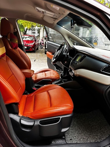 Kia Rondo đời 2017 - GAT, số tự động, màu đỏ mận.