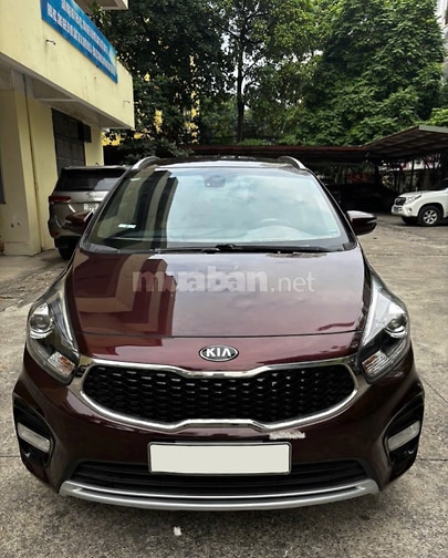 Kia Rondo đời 2017 - GAT, số tự động, màu đỏ mận.
