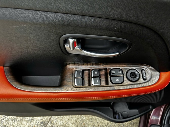 Kia Rondo đời 2017 - GAT, số tự động, màu đỏ mận.