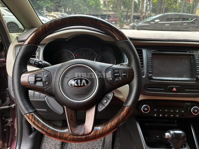 Kia Rondo đời 2017 - GAT, số tự động, màu đỏ mận.