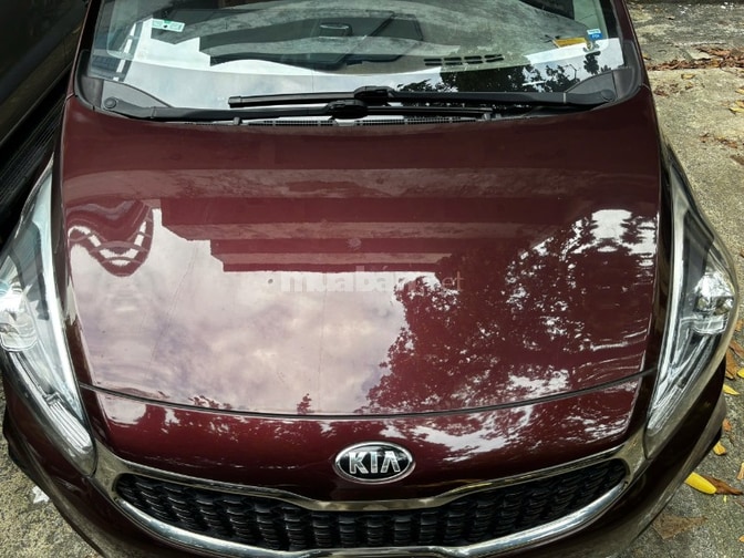Kia Rondo đời 2017 - GAT, số tự động, màu đỏ mận.