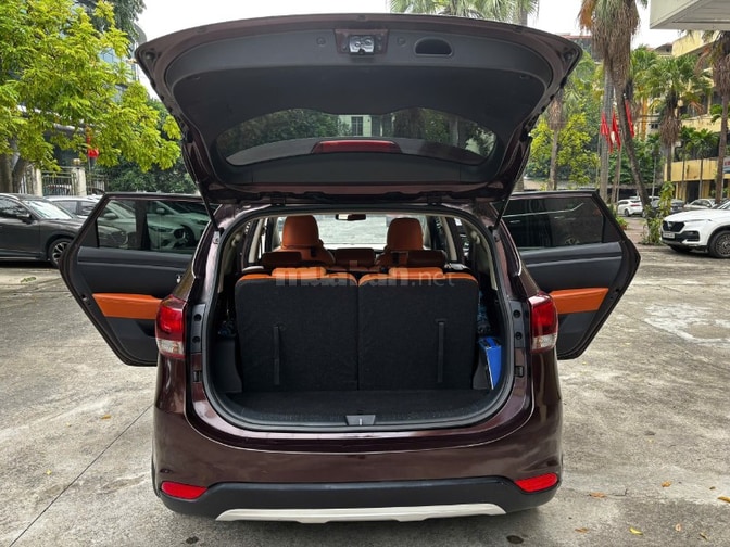 Kia Rondo đời 2017 - GAT, số tự động, màu đỏ mận.