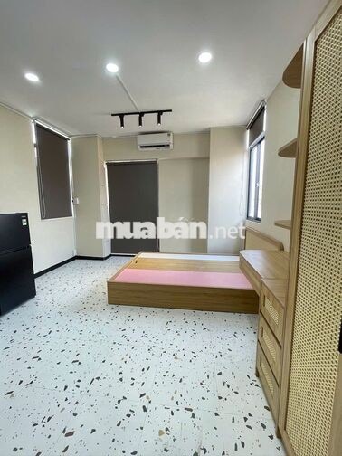 Phan Xích Long - Căn hộ dịch vụ ban công cửa sổ siêu thoáng 