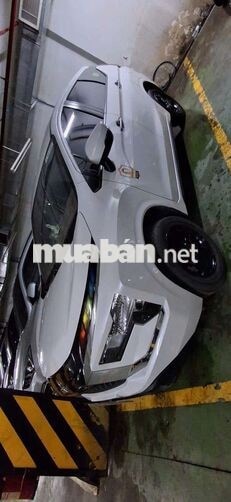 Mitsubishi Xpander 7 chỗ Trắng biển vàng