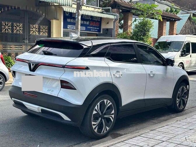cần bán nhanh xe lướt bản full options giá tốt