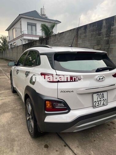 Hyundai Kona 1.6 T Tự động Trắng 9915 km