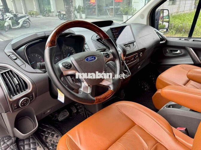 Ford Turneo Titanium 9 chỗ Tự động Việt Nam Đen