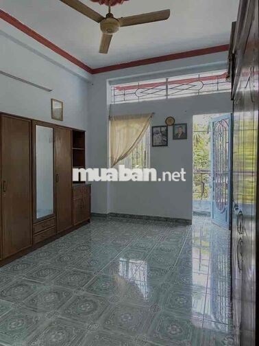 40 m² (Ngang 4m x Dài 10m), 1 trệt 2 lầu,  3 pn, 3 wc. Nhà phố hẻm xe