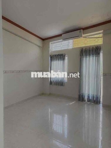 40 m² (Ngang 4m x Dài 10m), 1 trệt 2 lầu,  3 pn, 3 wc. Nhà phố hẻm xe
