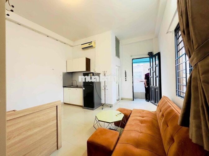 Trống sẵn ban công cửa sổ trời ngay Etown Cộng Hoà