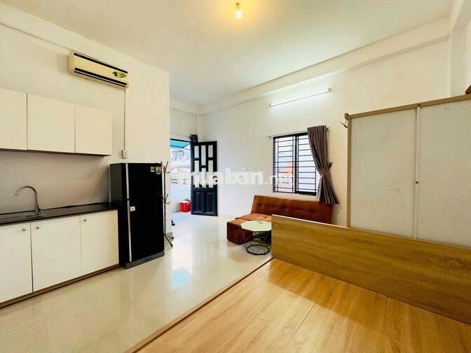 Trống sẵn ban công cửa sổ trời ngay Etown Cộng Hoà