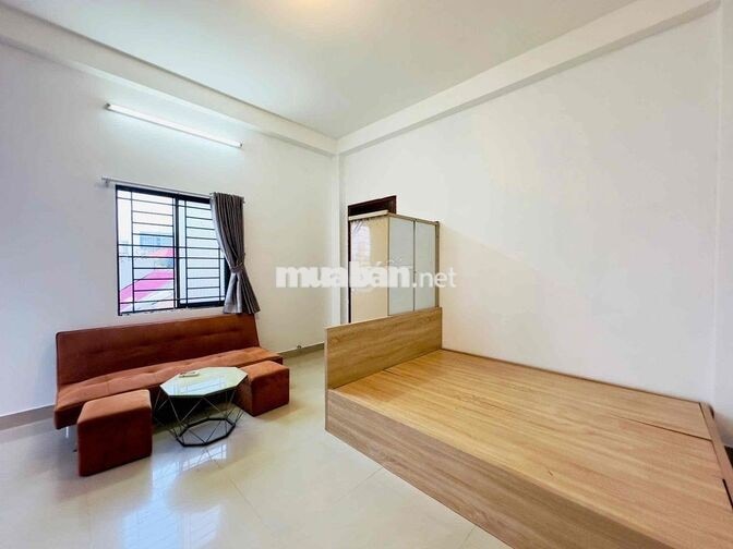 Trống sẵn ban công cửa sổ trời ngay Etown Cộng Hoà