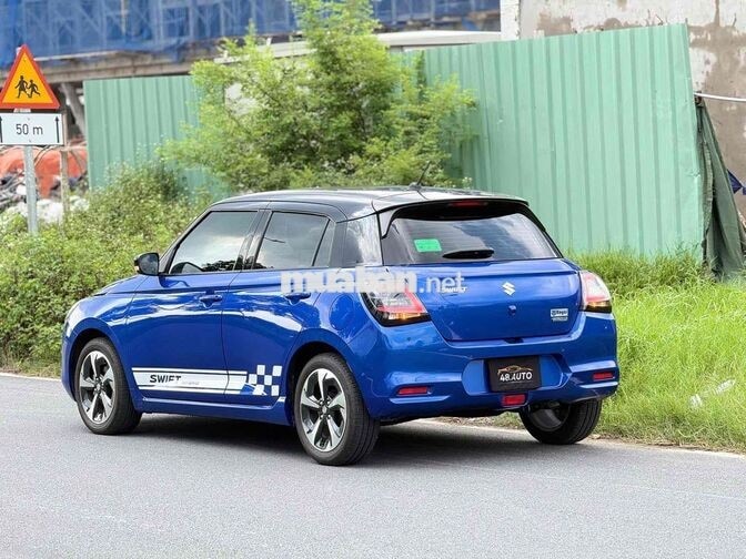 Suzuki Swift Hybrid 2025 Xanh nóc đen 8.900 km