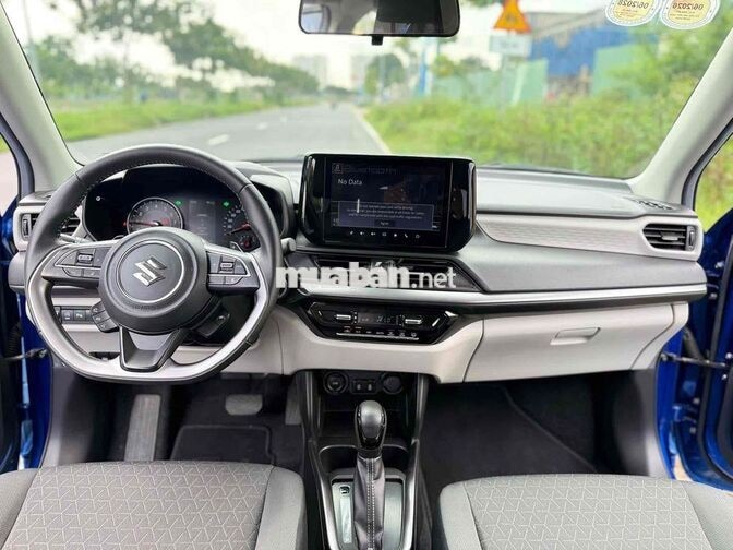 Suzuki Swift Hybrid 2025 Xanh nóc đen 8.900 km