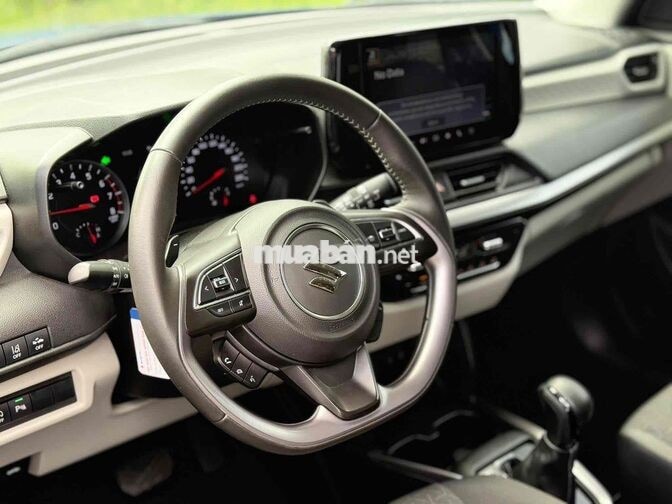 Suzuki Swift Hybrid 2025 Xanh nóc đen 8.900 km