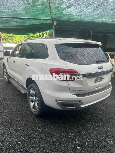 Ford Everest Titanium Trắng Tự động 160168 km
