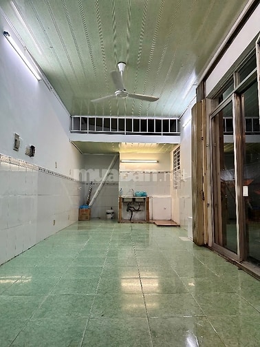 Ngã tư, 2 mặt tiền, 30m2, mặt bằng kinh doanh