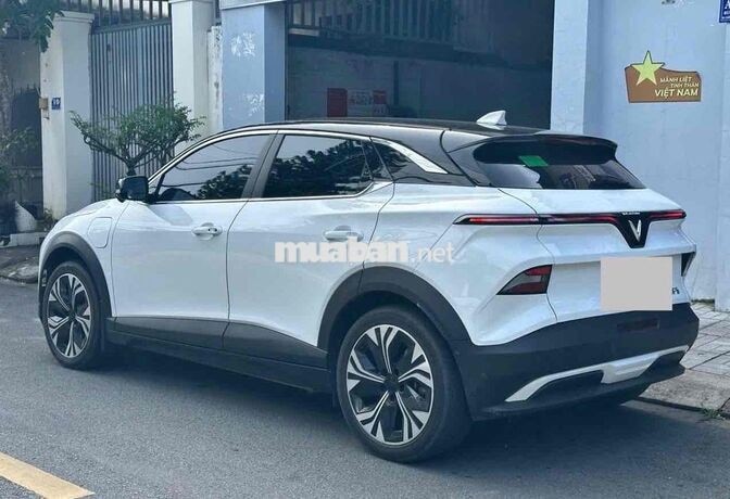 cần bán nhanh xe lướt bản full options giá tốt