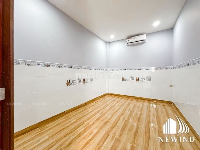 Cho thuê nguyên tầng 3PN 2WC ban công. Gần bên KCX, UFM, sát đi Quận 4