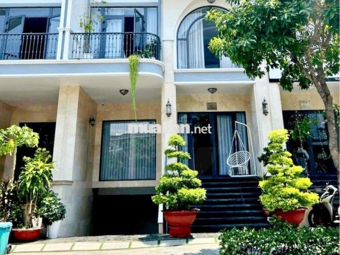 Văn phòng cho 6-10 nhân sự, full nội thất, có thang máy Vạn Phúc City
