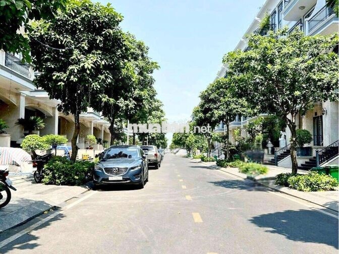 Văn phòng cho 6-10 nhân sự, full nội thất, có thang máy Vạn Phúc City