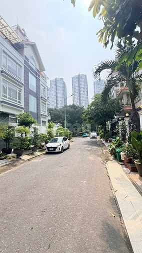 Bán biệt thự 340m2, hầm 3 lầu - HXH Trường Chinh, Tân Bình