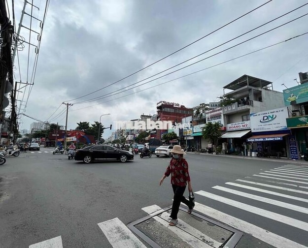 Cho Thuê Nhà Ngay Đèn Xanh Đỏ Ngã 4 Luỹ Bán Bích , Tân Phú