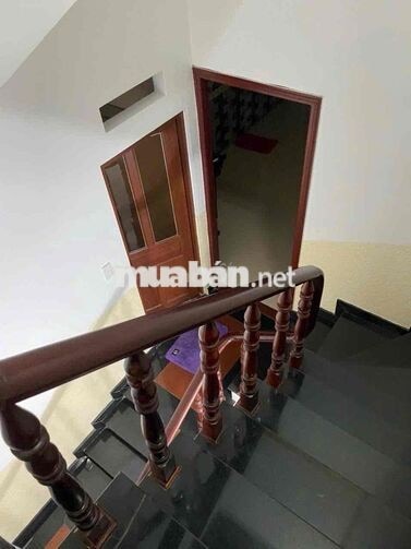 cho thuê nhà 1 trệt 2 lầu 1 thượng