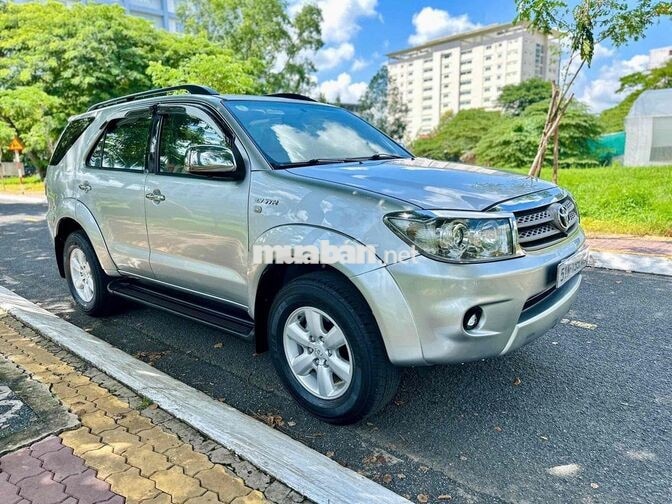 Toyota Fortuner V 2010 Xăng Tự động Bạc