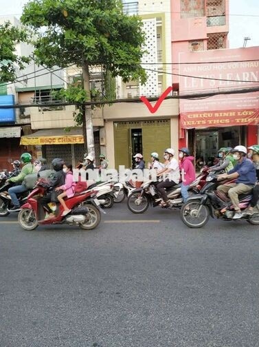 Cho thuê mặt bằng, vỉa hè kinh doanh